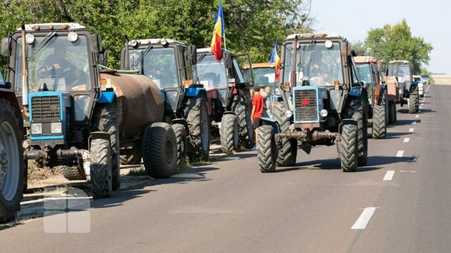 Protestul agricultorilor. Sute de fermieri din sudul și centrul țării au blocat două trasee naționale, cu tehnica agricolă din dotare