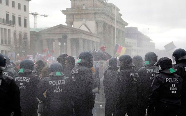 Coronavirus: Peste 100 de persoane arestate la protestul anti-restricții de la Berlin