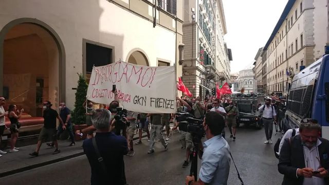 Scontri tra manifestanti Gkn e polizia in aeroporto a Firenze
