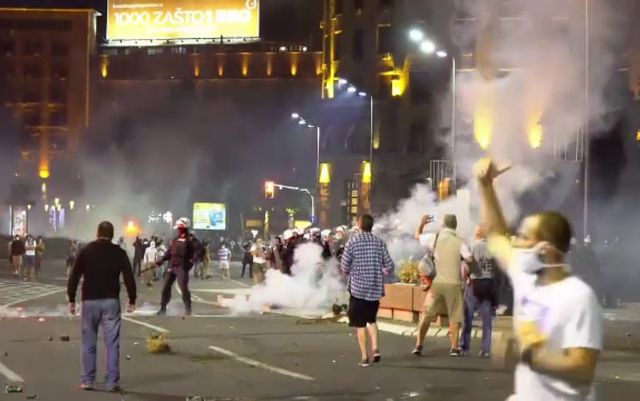 Proteste violente la Belgrad, după ce președintele a decis revenirea la starea de urgență