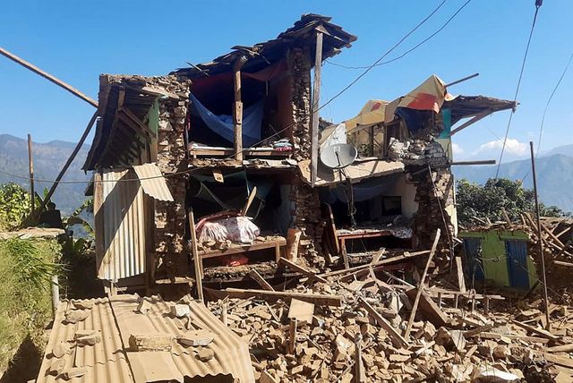Terremoto in Nepal, 128 morti e centinaia di feriti
