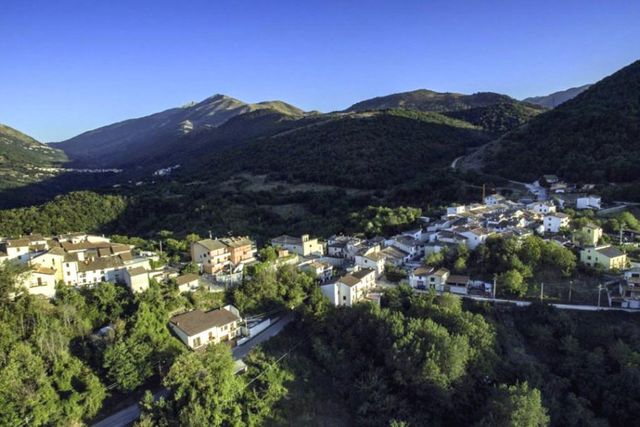 Covid, in Abruzzo la prima zona rossa dopo il lockdown: 12 positivi, chiusa una frazione di Lucoli
