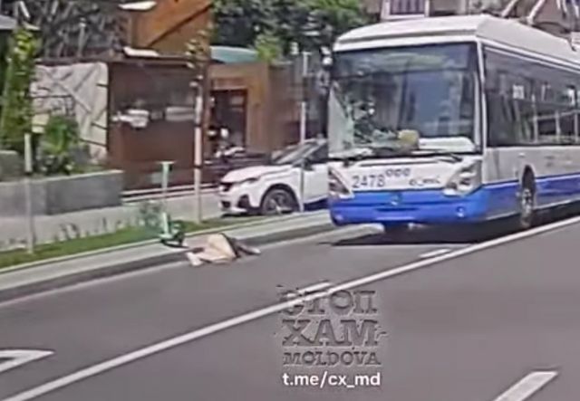 Femeie din Chișinău, lovită mortal de un troleibuz