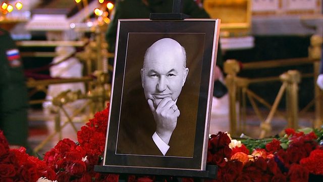 Путин поручил присвоить имя Лужкова московскому вузу