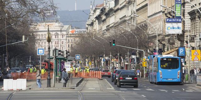 Beszakadt az úttest egy teherautó alatt Budapesten