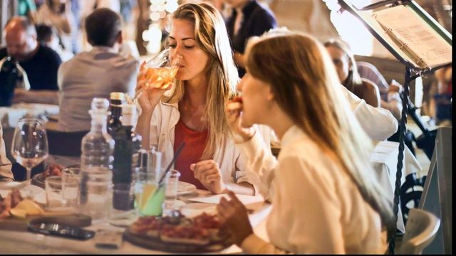 Previziuni sumbre în sectorul HoReCa: Dacă restaurantele nu-și redeschid interioarele pe 15 iunie, numărul șomerilor va ajunge la 40%