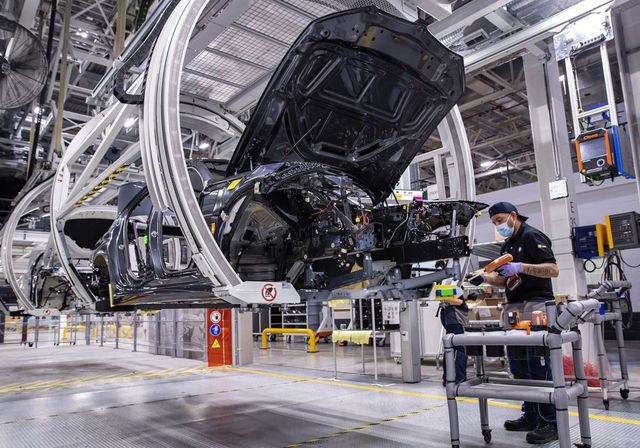 Los fabricantes europeos de automóviles advierten de «paradas inminentes» en las líneas de montaje por la falta de chips