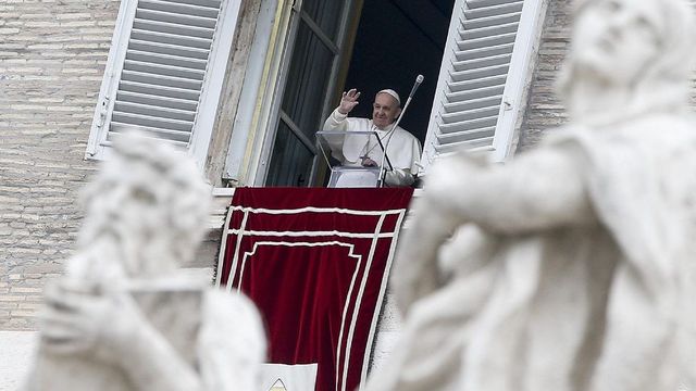 Koronavírus - Ferenc pápa nem megy ki a Szent Péter térre