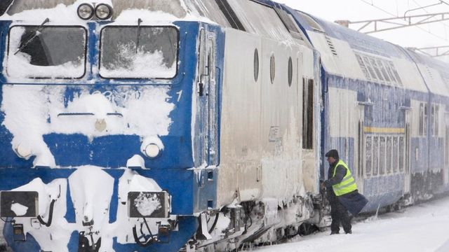 Viscolul puternic a dat peste cap circulația trenurilor în sud-estul țării