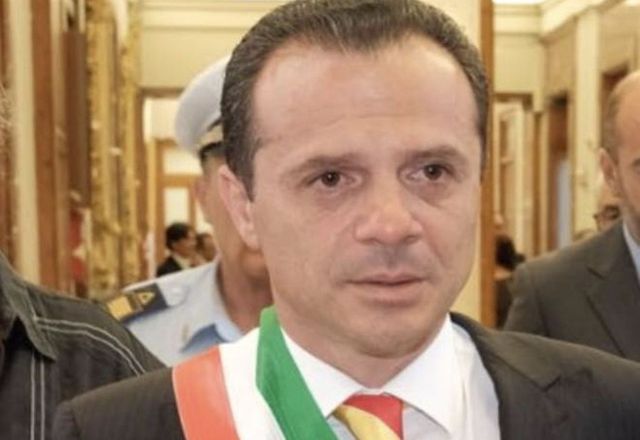 Il sindaco Cateno De Luca ordina il coprifuoco a Messina