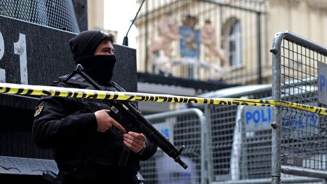 Maszkos ismeretlenek támadtak a hívekre egy katolikus templomban Isztambulban, egy ember meghalt