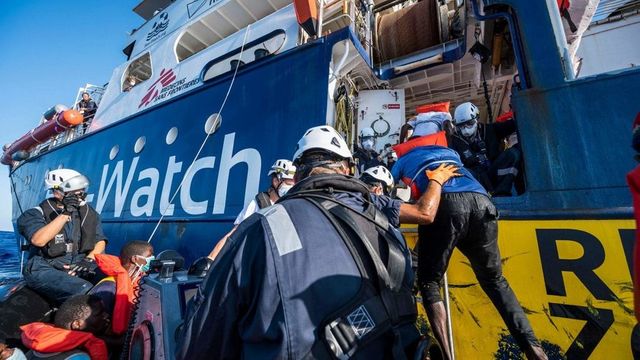 Verso Palermo i 353 migranti della Sea Watch
