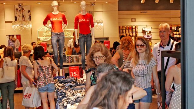 Saldi: al via da oggi in Campania, 100 euro spesa pro capite