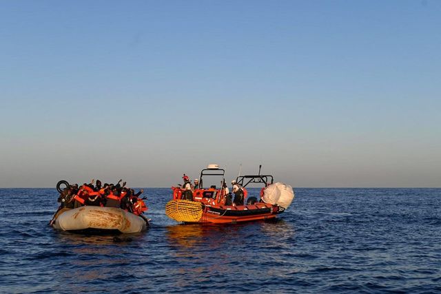 Barca affonda a Lampedusa, 4 dispersi anche 2 bimbi