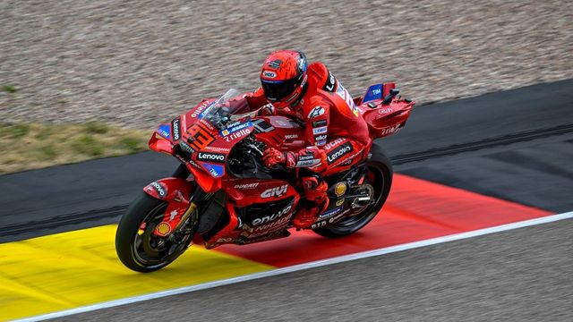 Recital de Marc Márquez bajo el agua para hacerse con la pole