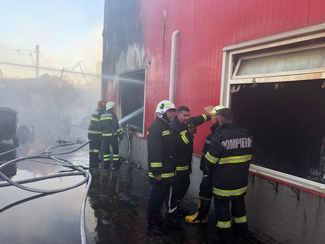 Incendiu devastator la un depozit de anvelope din Drobeta Turnu Severin! Avertismentul primit de locuitori prin sistemul Ro-Alert