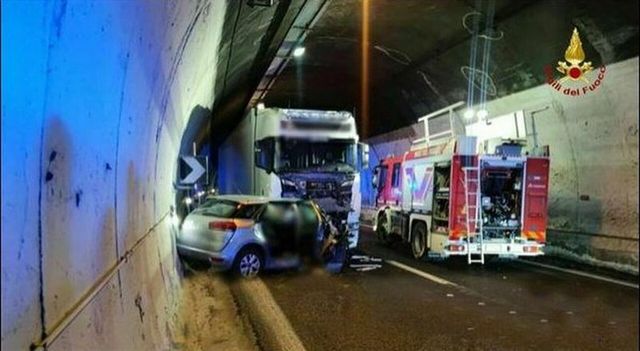 Incidenti stradali: tragedia in galleria A14, morti padre e due figli
