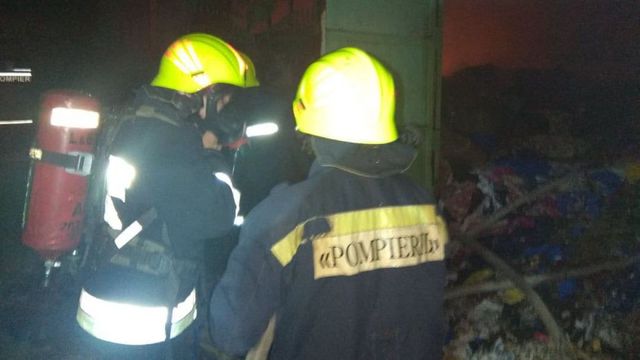 Incendiu fără victime într-un depozit metalic din Bălți