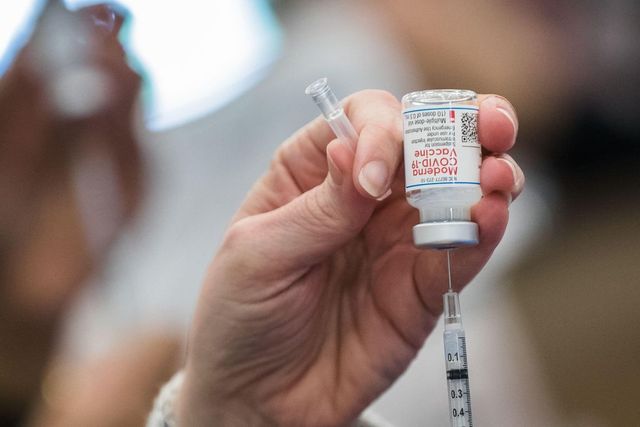 12 centre noi de vaccinare cu serul Moderna, deschise începând de marți în 9 județe