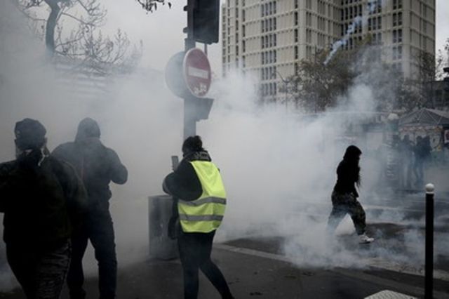 Gilet gialli a Parigi, blocchi e lacrimogeni