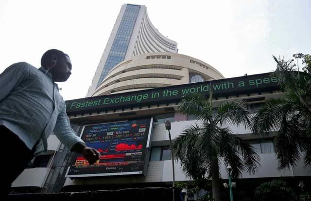 Sensex, Nifty turn negative on weak global cues
