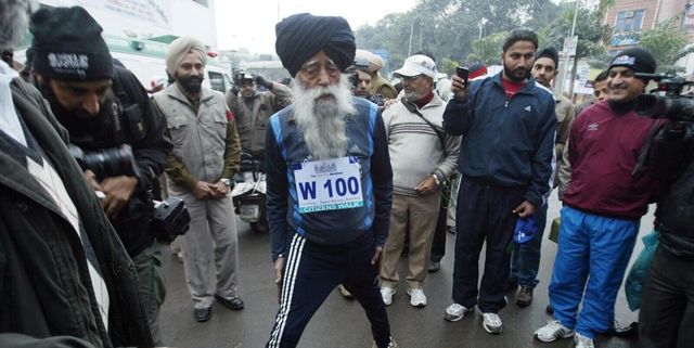 Travolto da un’auto pirata, muore Fauja Singh 114 anni, il maratoneta più anziano del mondo