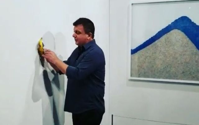 Banană lipită cu bandă adezivă pe un perete a fost mâncată