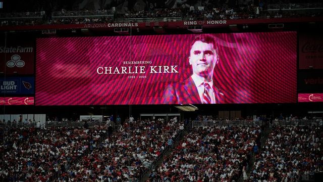 Könnyek között adta át Trump a legmagasabb kitüntetést Charlie Kirknek
