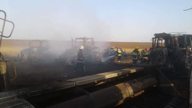 Un lot de tehnica agricola a fost incendiat direct in camp la Cahul