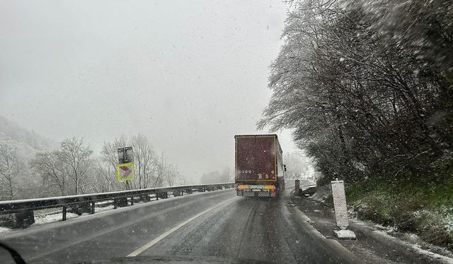Se circulă în condiții de iarnă pe mai multe drumuri din țară