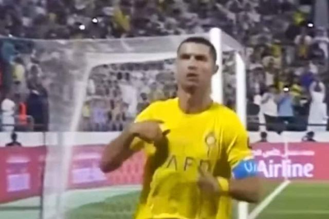 Cristiano Ronaldo fa il segno della croce dopo il gol ma in Arabia Saudita è vietato