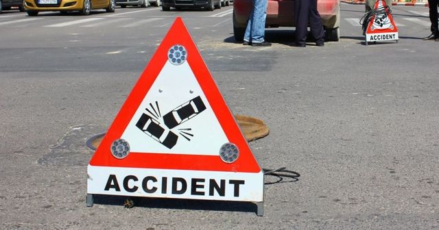 Doi polițiști au fost răniți într-un accident rutier produs într-o intersecție din Iași