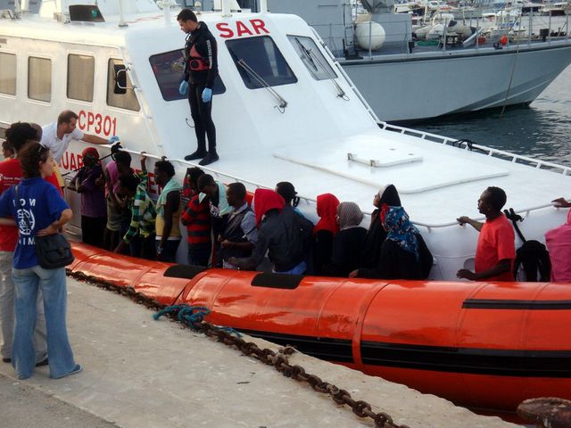 Ancora sbarchi di migranti a Lampedusa, su un barcone un cadavere