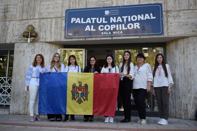 Moldova a obținut trei mențiuni de onoare la Olimpiada Internațională la limba engleză