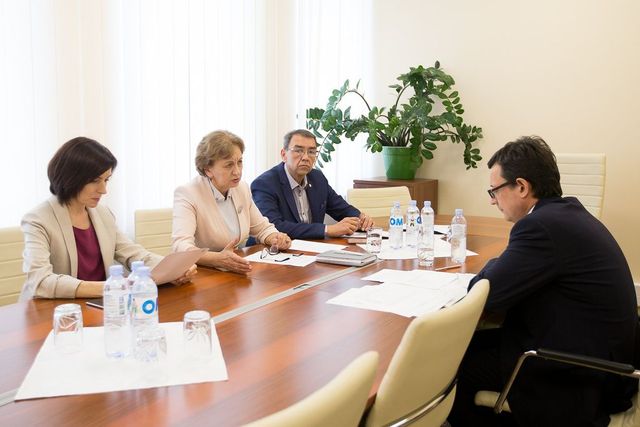 Zinaida Greceanîi și Maia Sandu au avut o ședință cu guvernatorul Băncii Naționale a Moldovei, Octavian Armașu