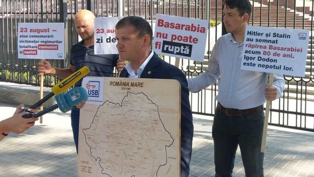 Valeriu Munteanu i-a dăruit lui Igor Dodon o hartă pe suport de lemn a României Mari