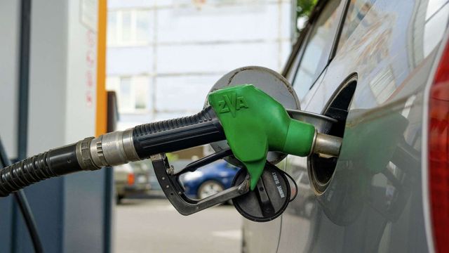 Scumpirile nu mai contenesc: ANRE a afișat noile prețuri la carburanți