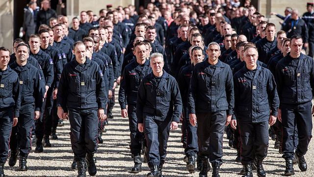 Макрон принял в Елисейском дворце пожарных, спасавших Нотр-Дам