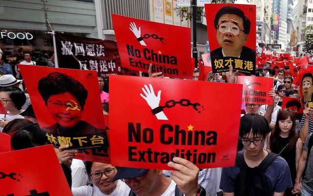Desetitisíce lidí v Hongkongu protestují proti vydávání podezřelých do Číny