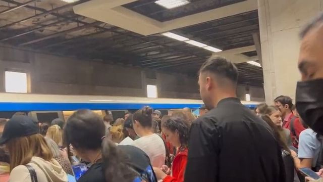 Incident la metrou, în București: sute de oameni au fost evacuați dintr-un tren