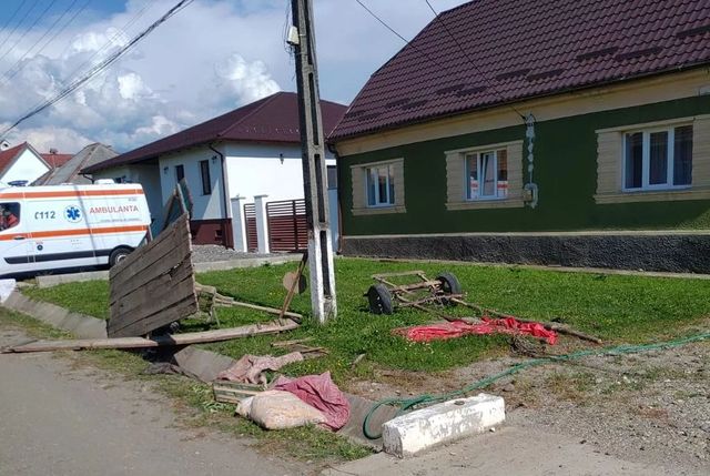 Șase copii au fost răniți în Bistrița Năsăud, după ce căruța în care se aflau a căzut în șanț