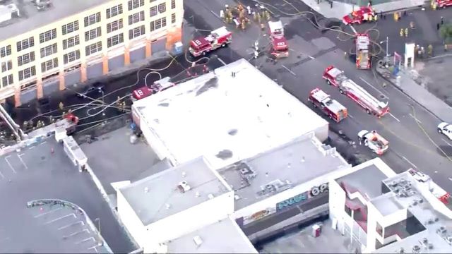 Explozie într-o clădire din Los Angeles. Cel puțin 10 pompieri sunt răniți și mai multe clădiri arse