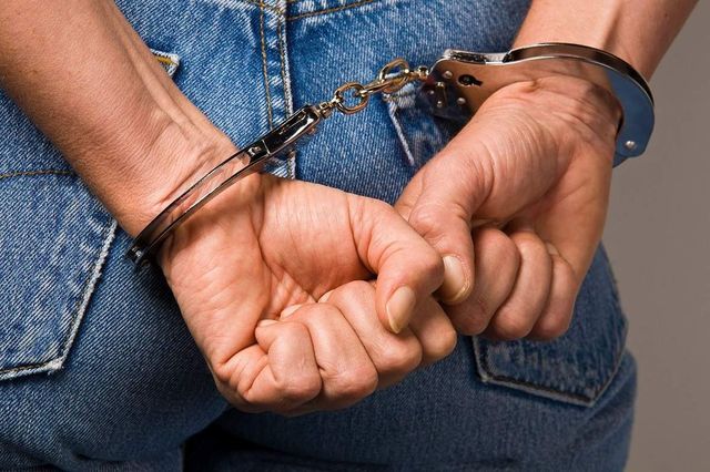 Un bărbat a fost arestat preventiv, după ce a obligat două fetițe de 6 și 8 ani să cerșească