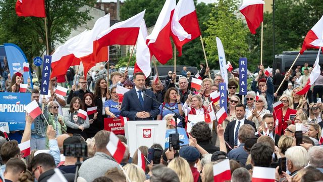 Minimális különbség dönthet a lengyel elnökválasztáson az exit pollok szerint