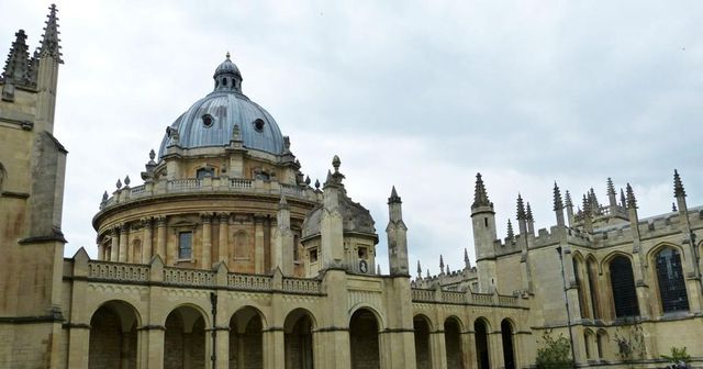 Oxfordská univerzita dostala miliardy na výzkum etiky umělé inteligence