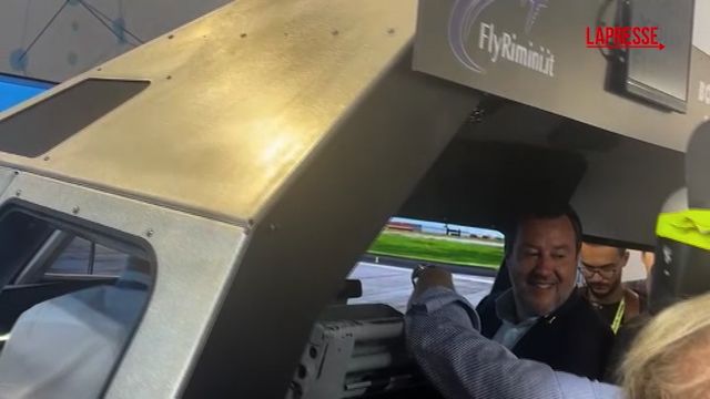Matteo Salvini al Meeting, bagno di folla tra gli stand