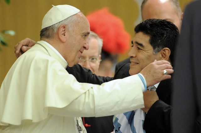 Papa Francesco ricorda Maradona: “In campo un poeta, fuori uomo generoso ma anche fragile”