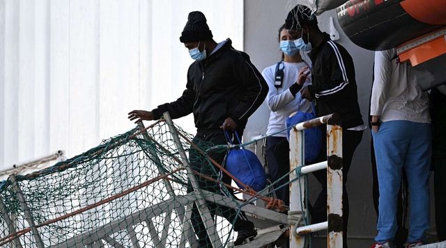 Migranti, autorizzato sbarco Sea Eye 4 in porto Livorno