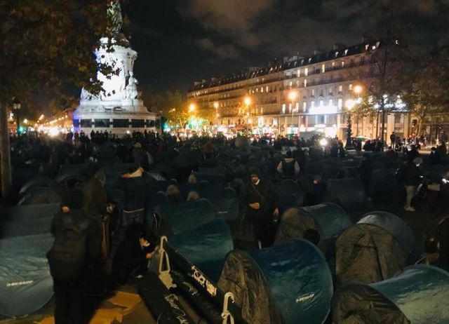 Мигранты разбили палаточный лагерь в центре Парижа