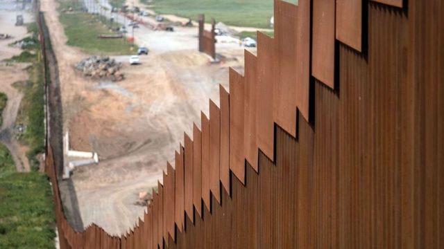 Nuovo schiaffo a Trump, bloccati i fondi del Pentagono per il muro al confine col Messico